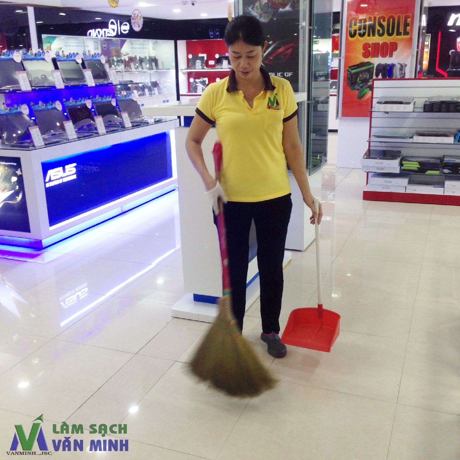 Quét rác và lau sàn thường xuyên đảm bảo luôn sạch sẽ